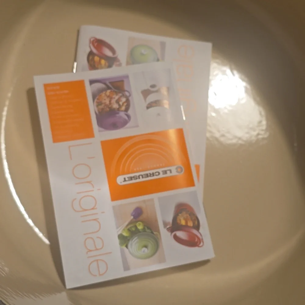 LE CREUSET Signature Round Dutch Oven, 7.25 qt. Retail Price $479.95 USD